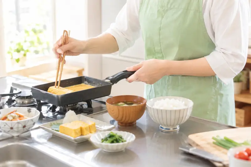 利用者さんの家の台所で、朝ごはんを準備する手元