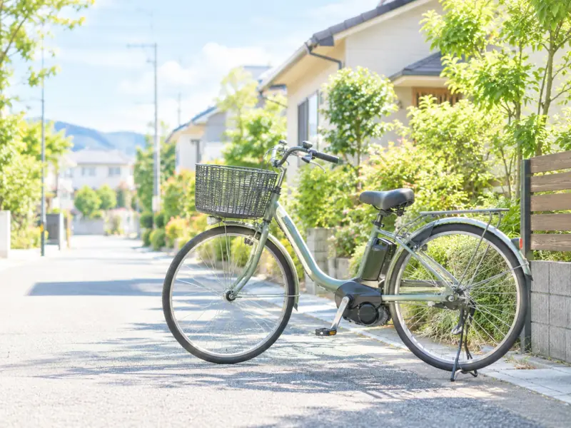 住宅街に停めた電動アシスト自転車